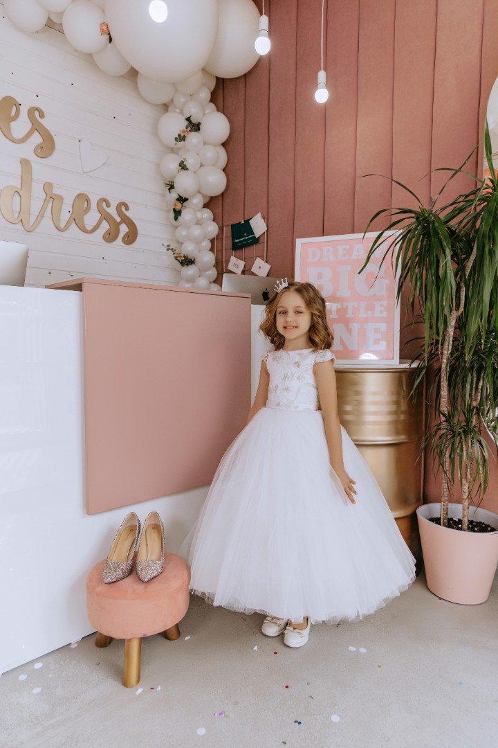 White Dress With Gold Threads — изображение 2