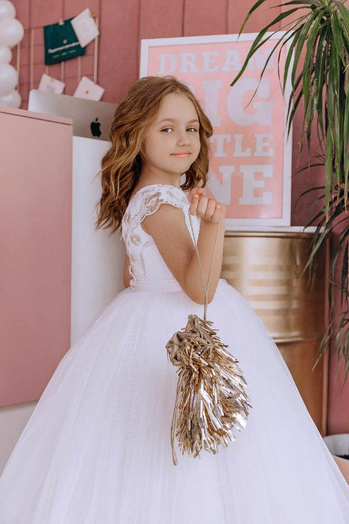 White Dress With Gold Threads — изображение 3