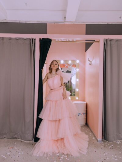 Full yarusnoe dress on odno plecho
