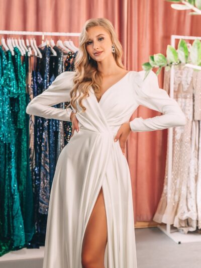Elegant wedding dress with slit on the leg
