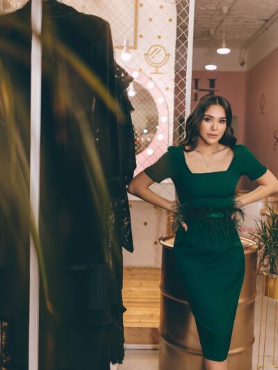 Emerald dress with belt made of feathers