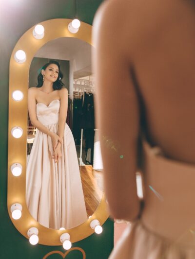 Elegant dress with train caramel