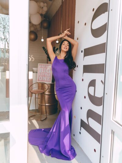 Dress fitted with train
