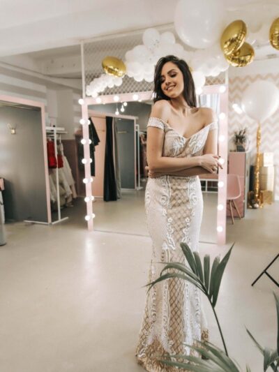Dress fitted with off-shoulder neckline with white and gold sequin pattern