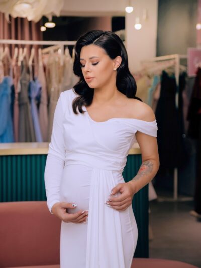 Dress fitted with train
