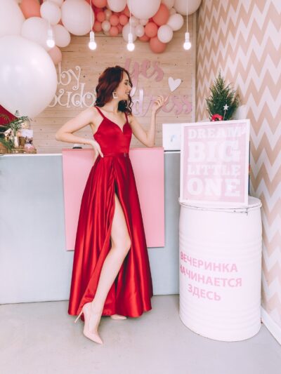 Dress With Glubokim A Leg Slit On Straps Back With Lacing