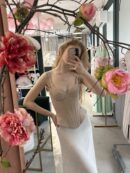 Корсет бежевого цвета с отрезной чашкой и имитацией подклада
