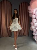 Платье длины мини белого цвета из плотного кружева с пайетками и бежевым подкладом, топ бандо с отрезной чашкой на косточках, юбка с объемными бедрами